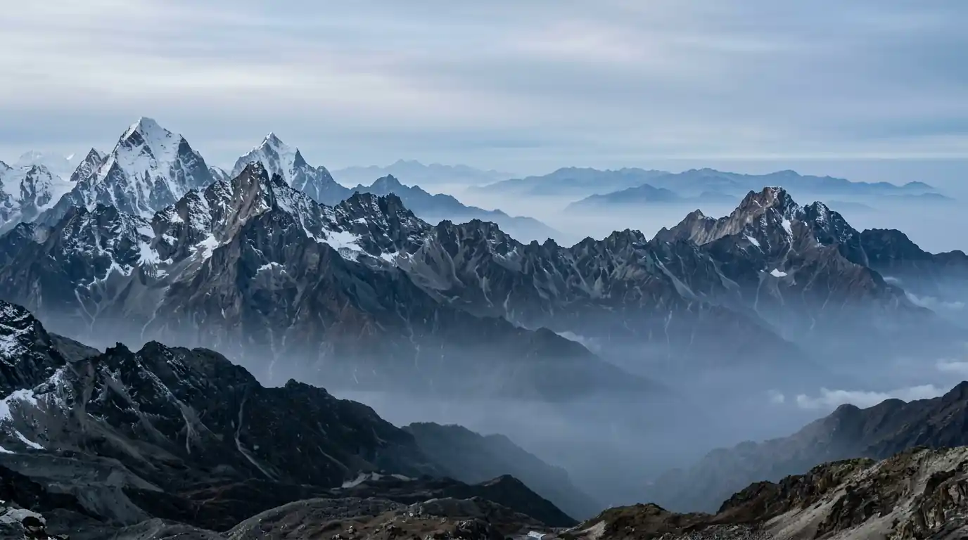 Eine unregelmäßige Bergkette mit wenigen hohen Spitzen